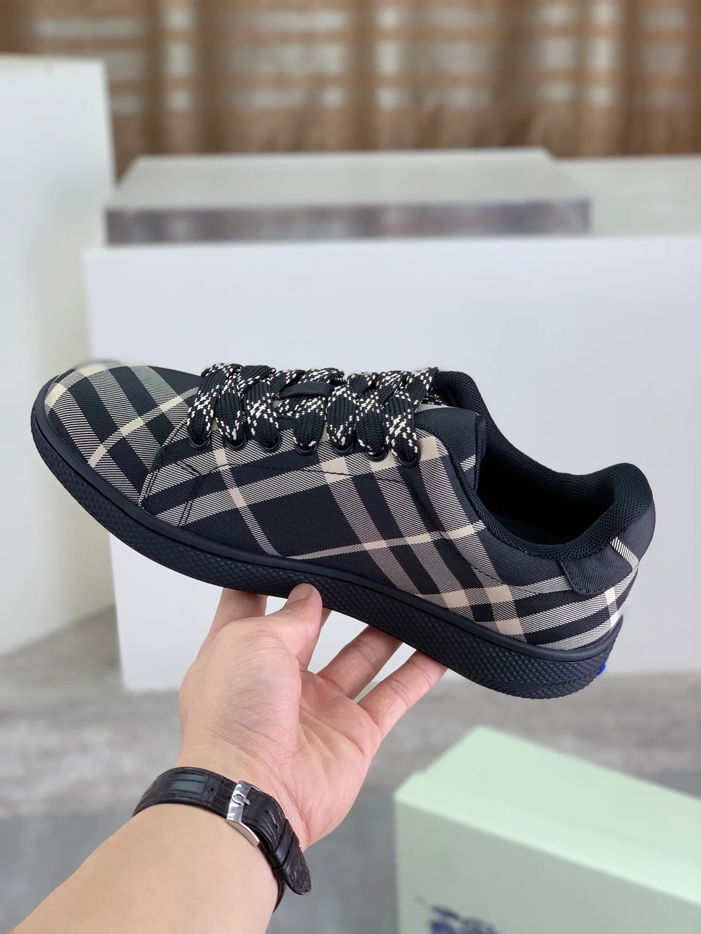Factory price P580 [BURBERRY] Burberry - High-end quality original order - Upper: imported 🔝 original material - Lining: cowhide lining, feet; water-dyed cowhide - Outsole: ultra-light TPR rubber; two-color molded outsole - Super high quality control · Fine workmanship: highlighted (high-end, extravagance, grade) -Size: 38-46 (Male 38 46 can be customized) · Color: 4️⃣ colors available